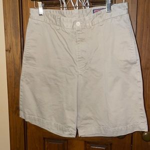 Vineyard Vines Club Short Men’s Khaki Sz 30 inseam 9”. Like new.